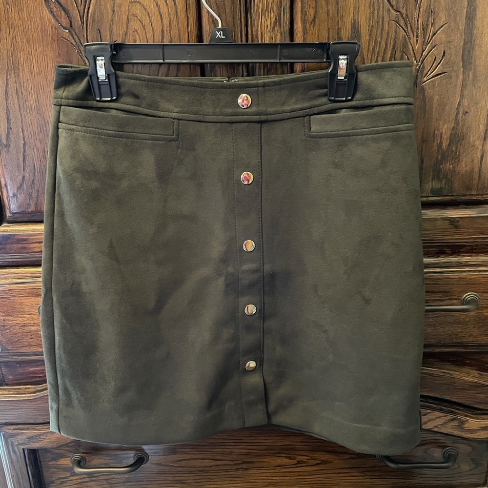 LOFT size 8 green suede skirt